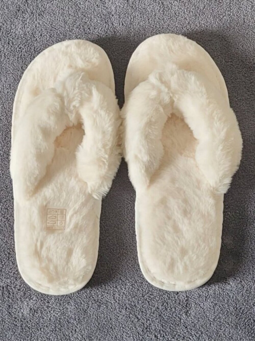 Fluffy White Slipper Thongs - Picture 1 of 4